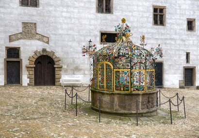 III. nádvoří jindřichohradeckého zámku, studna s renesančním mřížovím