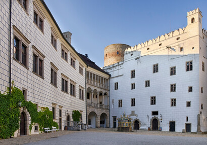 III. nádvoří jindřichohradeckého zámku s Gotickým palácem, studnou, Malými arkádami a Španělským křídlem