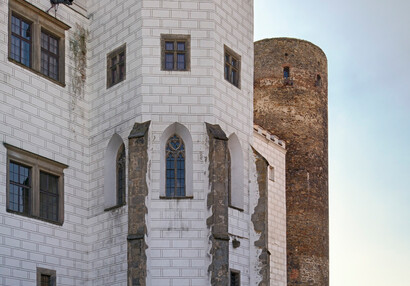 II. nádvoří jindřichohradeckého zámku, pohled na Gotický palác se závěrem kaple svatého Ducha z II. poloviny 14. století