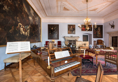 Salon v I. patře Adamova stavení, kladívkový klavír Jana Rudolfa Černína z konce 18. století