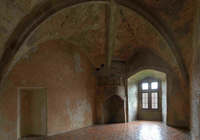 Nejstarší místnost Gotického paláce s válcovým krbem ze 13. století
