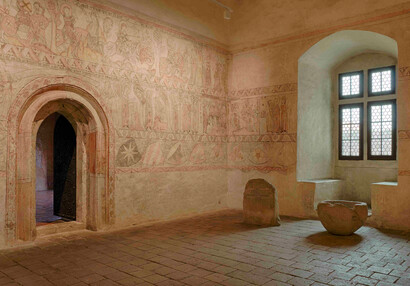 Místnost s legendou svatého Jiří se smírčím kamenem a křtitelnicí ze 13. století